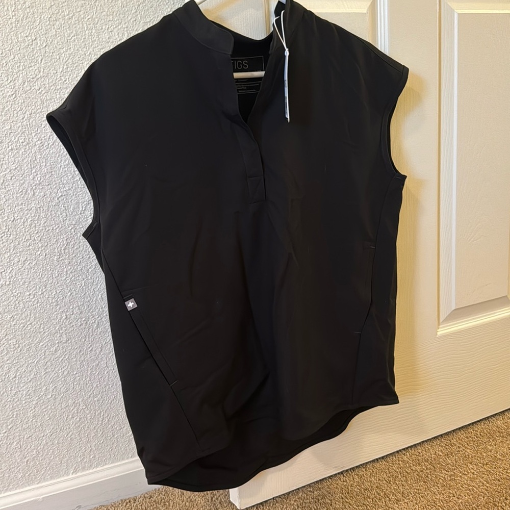 new with tags. Rafaela three pocket figs top in black size xs